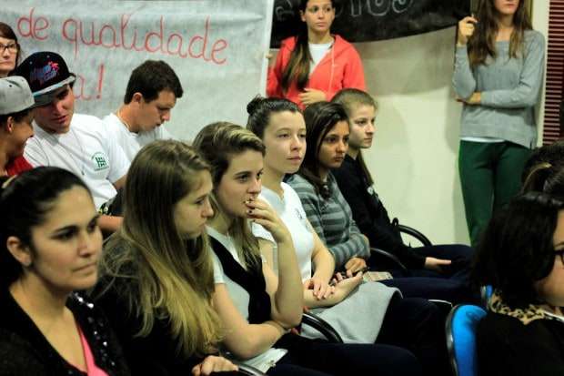 Alunos lotam Câmara de Vereadores contra fechamento de turmas