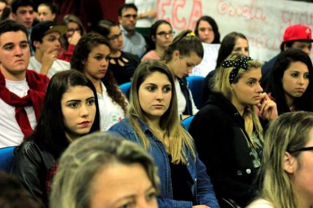 Alunos lotam Câmara de Vereadores contra fechamento de turmas
