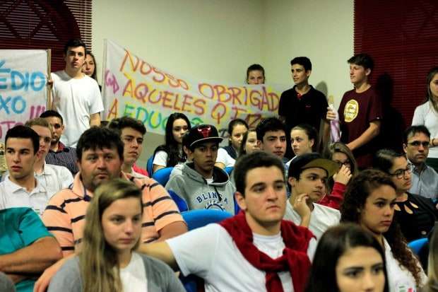 Alunos lotam Câmara de Vereadores contra fechamento de turmas