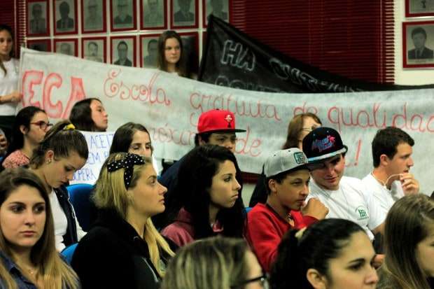 Alunos lotam Câmara de Vereadores contra fechamento de turmas