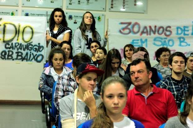 Alunos lotam Câmara de Vereadores contra fechamento de turmas