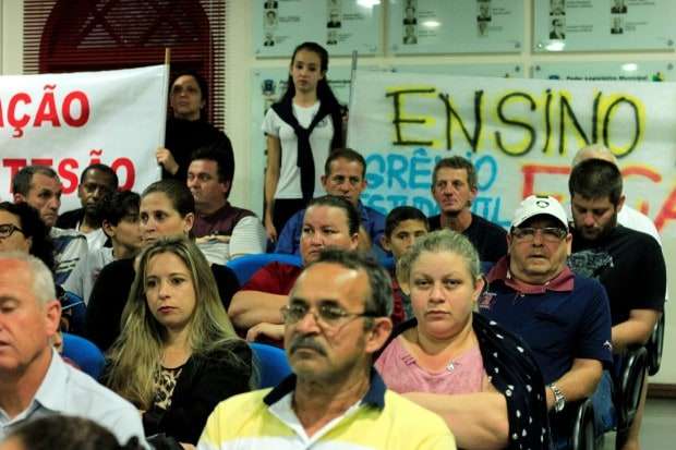 Alunos lotam Câmara de Vereadores contra fechamento de turmas