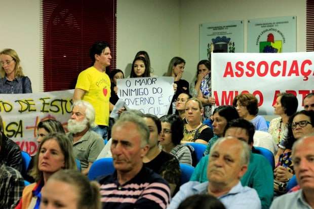 Alunos lotam Câmara de Vereadores contra fechamento de turmas