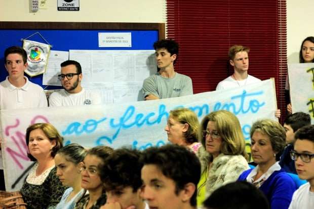 Alunos lotam Câmara de Vereadores contra fechamento de turmas