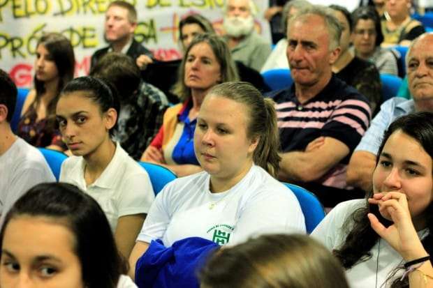 Alunos lotam Câmara de Vereadores contra fechamento de turmas