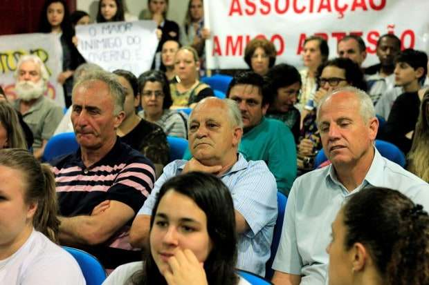 Alunos lotam Câmara de Vereadores contra fechamento de turmas