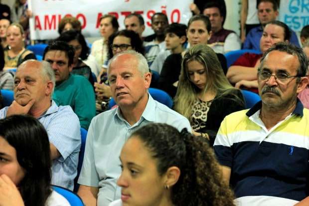 Alunos lotam Câmara de Vereadores contra fechamento de turmas