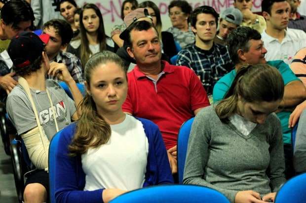Alunos lotam Câmara de Vereadores contra fechamento de turmas
