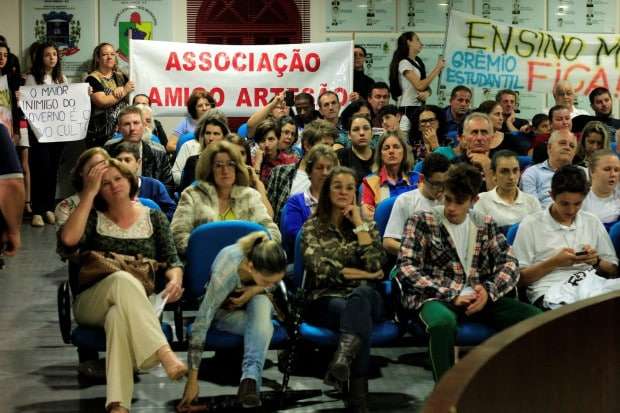 Alunos lotam Câmara de Vereadores contra fechamento de turmas