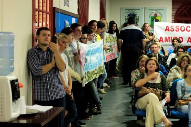 Alunos lotam Câmara de Vereadores contra fechamento de turmas