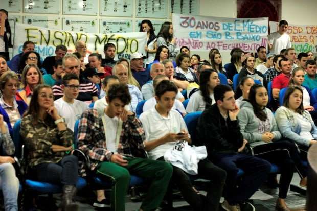 Alunos lotam Câmara de Vereadores contra fechamento de turmas