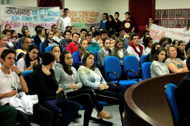 Alunos lotam Câmara de Vereadores contra fechamento de turmas