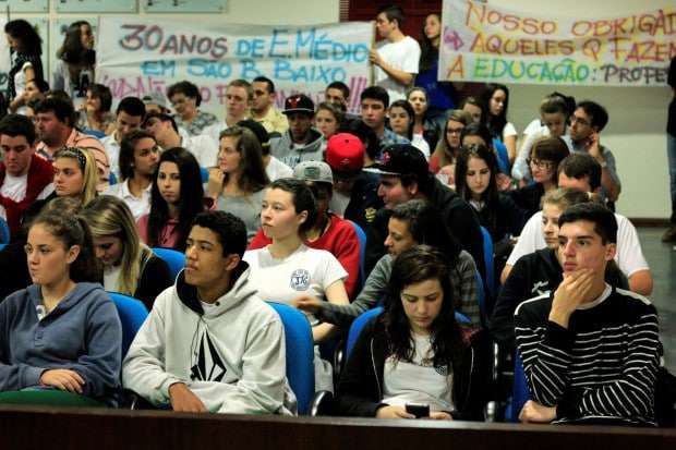 Alunos lotam Câmara de Vereadores contra fechamento de turmas