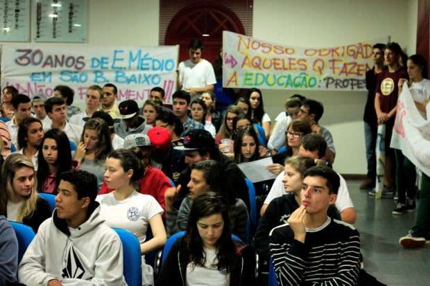 Alunos lotam Câmara de Vereadores contra fechamento de turmas