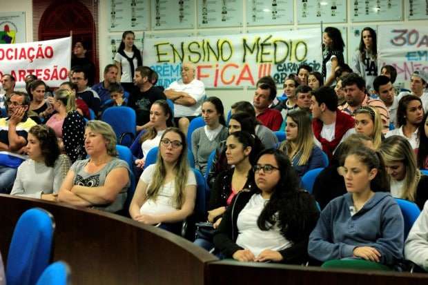 Alunos lotam Câmara de Vereadores contra fechamento de turmas