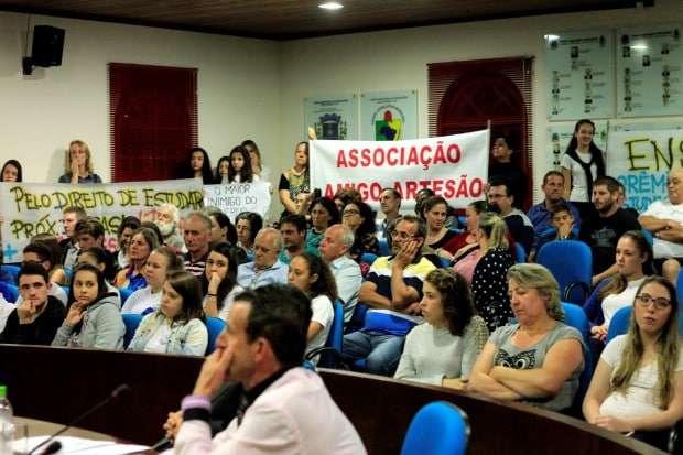 Alunos lotam Câmara de Vereadores contra fechamento de turmas