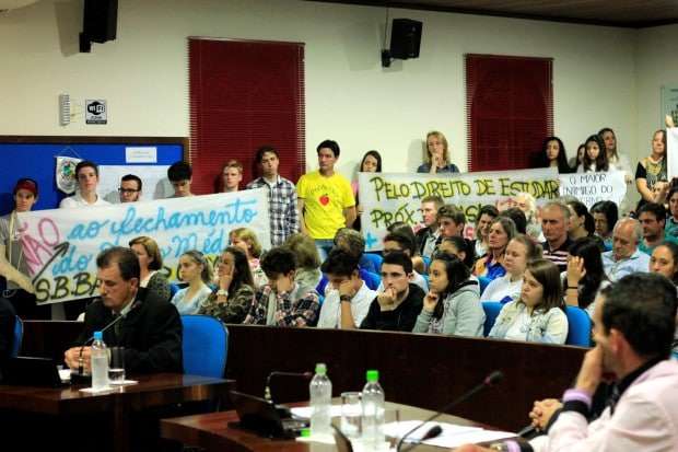 Alunos lotam Câmara de Vereadores contra fechamento de turmas
