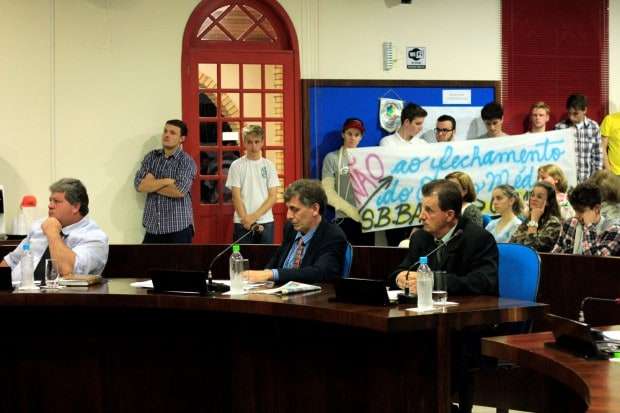 Alunos lotam Câmara de Vereadores contra fechamento de turmas