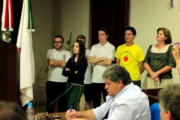 Alunos lotam Câmara de Vereadores contra fechamento de turmas