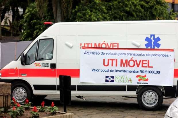 José Milton Scheffer faz entrega oficial da UTI Móvel
