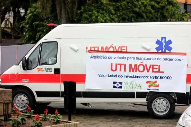 José Milton Scheffer faz entrega oficial da UTI Móvel