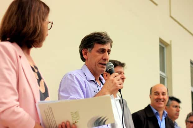José Milton Scheffer faz entrega oficial da UTI Móvel