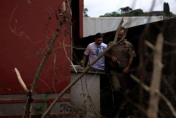Polícia continua buscas após ladrão fugir algemado