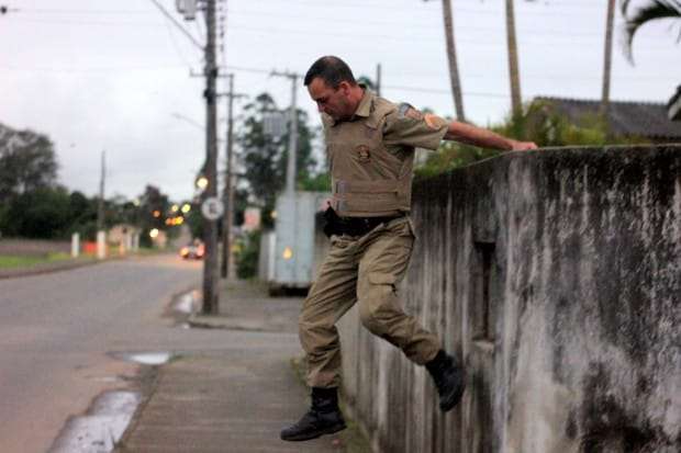 Polícia continua buscas após ladrão fugir algemado