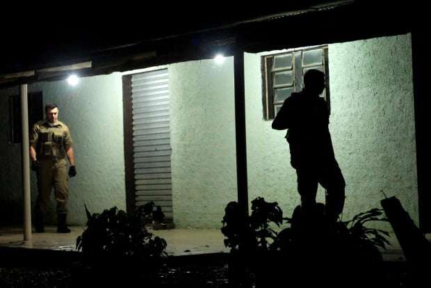 Polícia continua buscas após ladrão fugir algemado