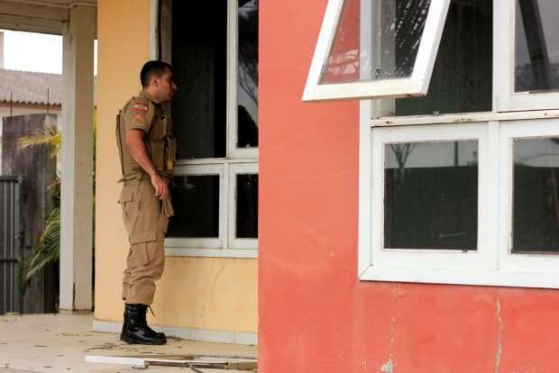 Polícia continua buscas após ladrão fugir algemado