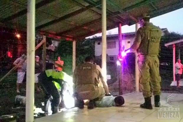 Homem tenta matar vizinha e PMs e é contido a tiros no bairro Bortolotto 2 Homem tenta matar vizinha e PMs e é contido a tiros no bairro Bortolotto