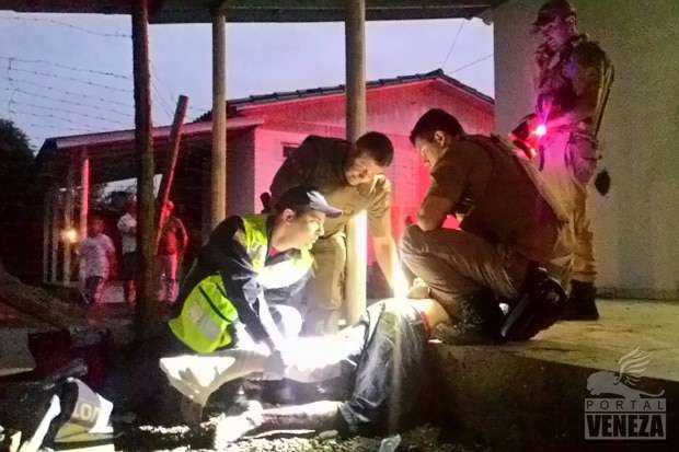 Homem tenta matar vizinha e PMs e é contido a tiros no bairro Bortolotto 1 Homem tenta matar vizinha e PMs e é contido a tiros no bairro Bortolotto