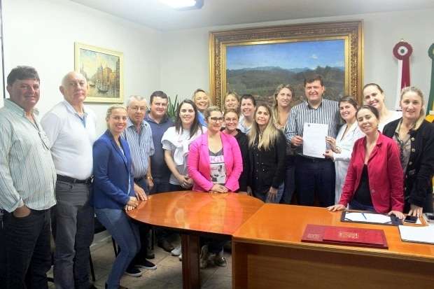 Marcelo Branco: o ex-prefeito Sergio Ghislandi está deixando o PSDB 5  O prefeito Evandro Gava assinou, na tarde desta terça-feira, 27, a ordem de serviço para a construção de uma nova unidade de saúde em Caravaggio. A obra, com valor global de R$ 480 mil será realizada por meio de convênio com o Governo do Estado. O novo posto de saúde, que ficará localizado na Rua Giacomo Milanez, terá 400,37m², o dobro do tamanho do atual. Na foto prefeito Evandro Gava está acompanhado de moradores e lideranças de Caravaggio.