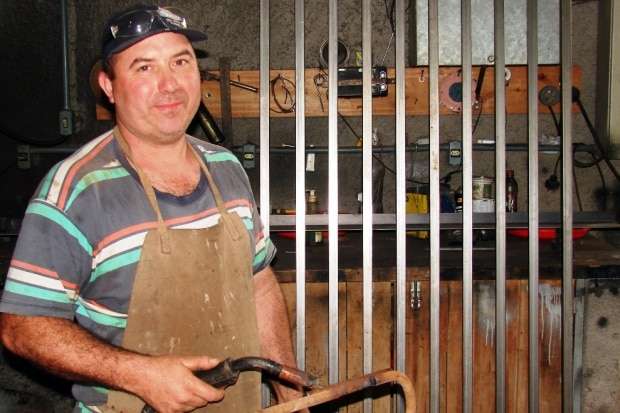 Marcelo Branco: o ex-prefeito Sergio Ghislandi está deixando o PSDB 4 Na Serralheria Pires que fica no Bairro Nossa Senhora de Lourdes, você encontra portão, grades, montagem de equipamentos, manutenção e solda em geral. Fui conhecer o trabalho do Pires e gostei do que vi. O trabalho é de primeira qualidade. Fone: (48)-8814-6641 e 9859-2639.