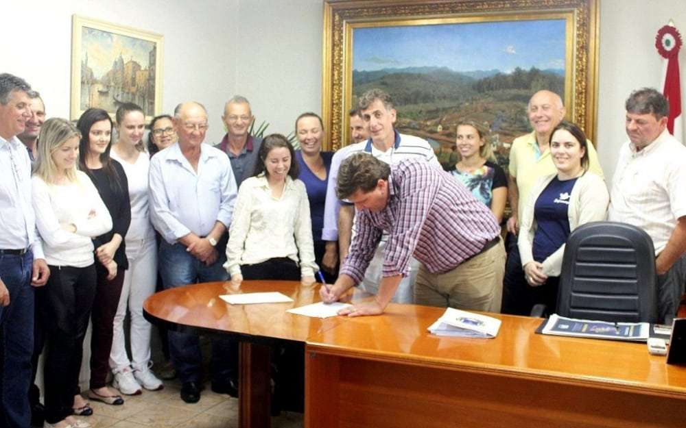 Marcelo Branco: Em breve o nosso amigo Aroldo Ghislandi vai reunir os amigos para um churrasco em seu belo sítio 6 A prefeitura vai reconstruir o asfalto na Rua Antonio Milanez, no Bairro Baixada, em Caravaggio.