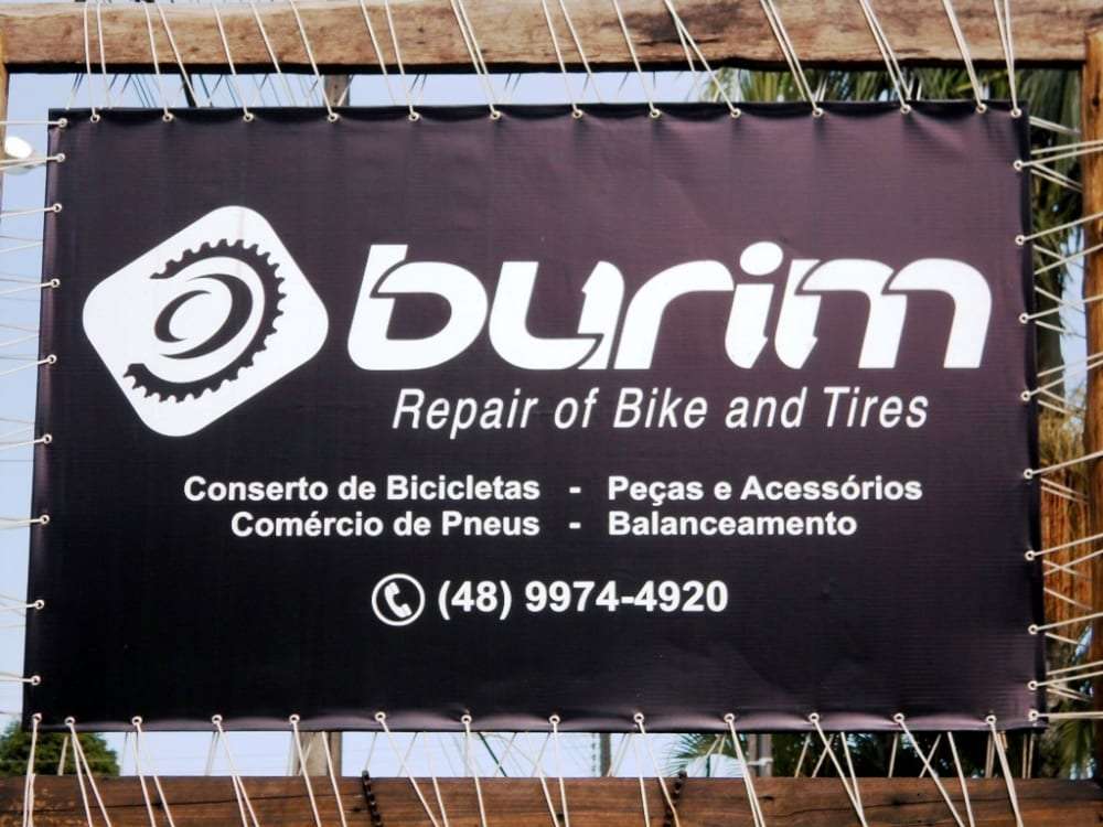 Marcelo Branco: O show de lançamento da Banda Nosso Tempo na sexta-feira lotou o Petrus 2 Em tempos da nossa “Veneza” cosmopolita há placas comerciais em língua portuguesa e inglesa até mesmo de uma borracharia que atende carros e bicicletas. Já nesta outra placa informativa quem fez errou,  pois trocou o “m” pelo “n” na palavra jardim. O curioso é que próximo desta placa há outra mas a palavra “jardim” está correta. Há vários anos tem muitas placas comerciais em italiano por aqui.