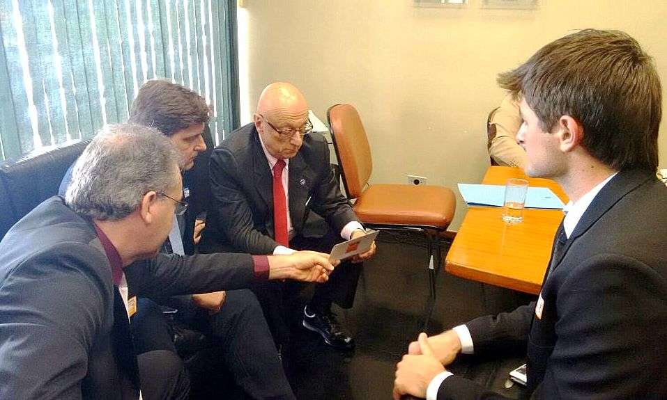 Marcelo Branco: Pelo jeito a nossa famosa gôndola precisa de mais cuidado para não ser vítima de vândalos 3  O prefeito de Nova Veneza, Evandro Gava, viajou à Brasília na semana passada junto do presidente da Fundação Municipal do Meio Ambiente, Juliano Dal Molin, buscou a liberação mais rápida dos recursos pendentes e principalmente viabilizar um importante projeto de coleta de resíduos sólidos.  Um dos Deputados Federais visitados foi Esperidião Amin.