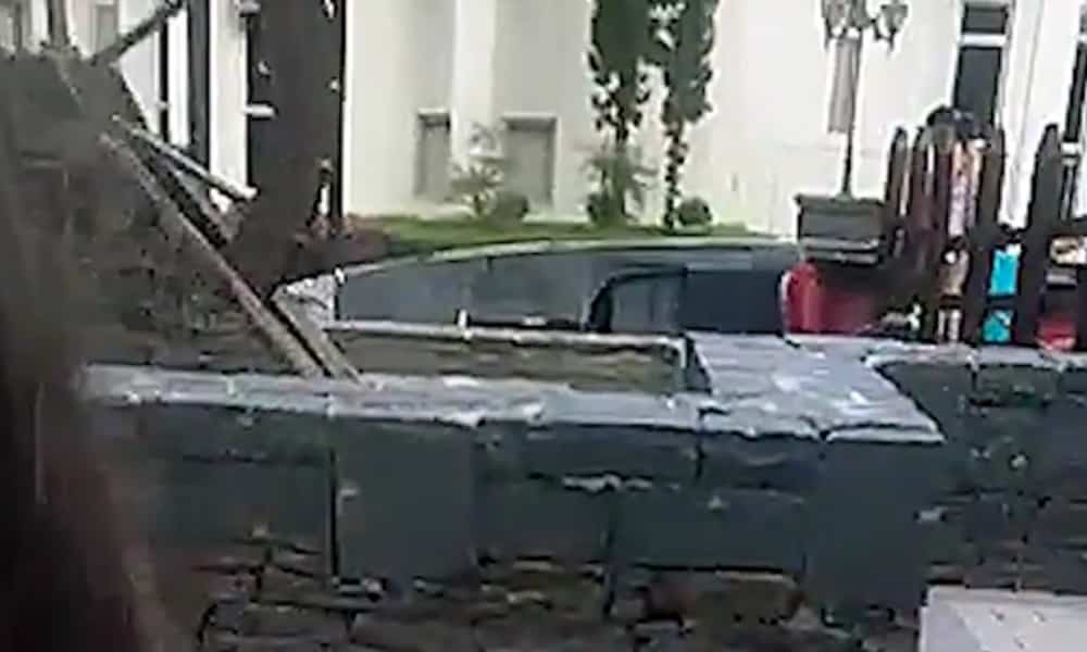Vídeo flagra momento em que a gôndola tomba no lago da praça Humberto Bortoluzzi 1 Vídeo flagra momento em que a gôndola tomba no lago da praça Humberto Bortoluzzi