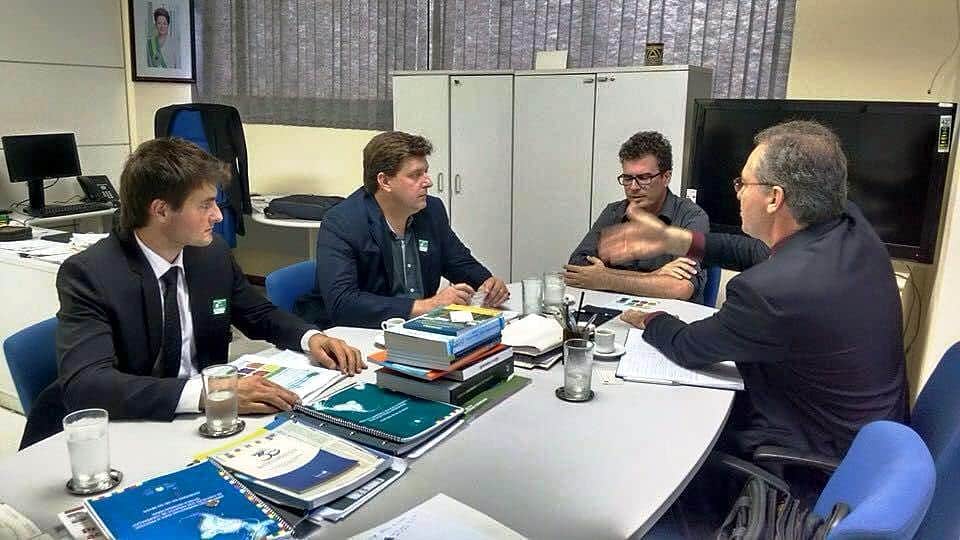 Marcelo Branco: O show de lançamento da Banda Nosso Tempo na sexta-feira lotou o Petrus 8 O prefeito de Nova Veneza, Evandro Gava, viajou à Brasília no início desta semana. Junto do presidente da Fundação Municipal do Meio Ambiente, Juliano Dal Molin, buscou a liberação mais rápida dos recursos pendentes e principalmente viabilizar um importante projeto de coleta de resíduos sólidos.