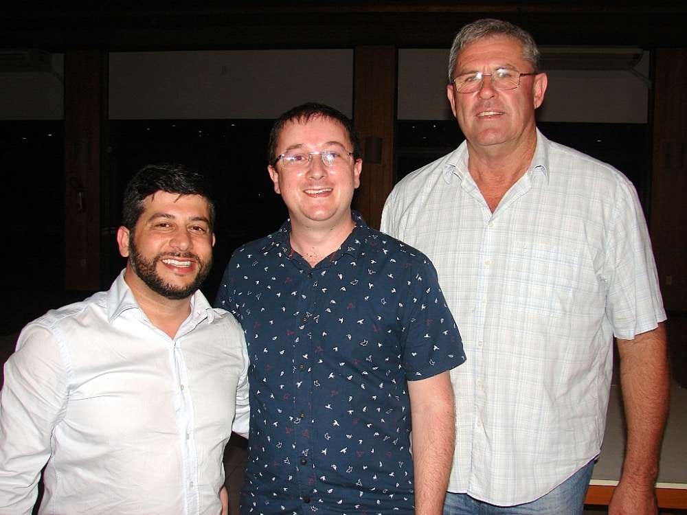 Marcelo Branco: Bela iniciativa do Caravaggio FC que agora tem seu site oficial 3  Os peemedebistas Dado Ghislandi e Betão com o tucano Dudu Kirchner no Petrus na entrega da ordem de serviço. Apesar de sua ligação com o PSDB, o  jovem empresário Dudu Kirchner tem simpatia pelo PMDB. Kirchner não esconde de ninguém que no ninho tucano é mais próximo somente do ex-prefeito Rogério Frigo.