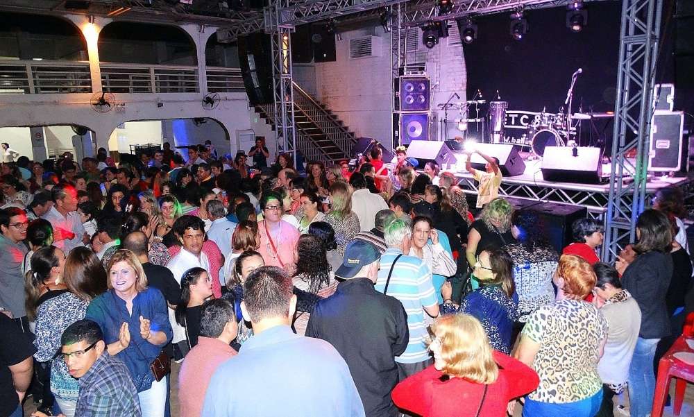 Apaes da Região Carbonífera promovem Festa do Neon