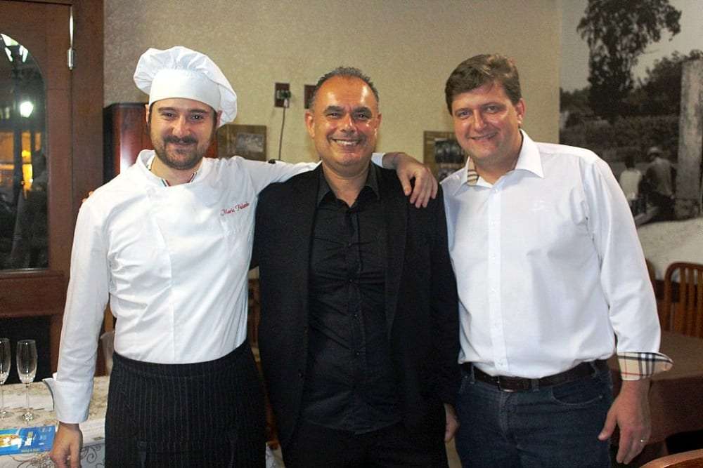 Marcelo Branco: O famoso Padre Marcelo Rossi que esteve em Criciúma lançando um livro, ficou hospedado por aqui 7 Evandro Gava com o professor Marcos e o chef Mario comemorando a formatura dos primeiros alunos do Curso Internacional de Gastronomia Italiana. Um dos frutos da viagem do prefeito à Itália.