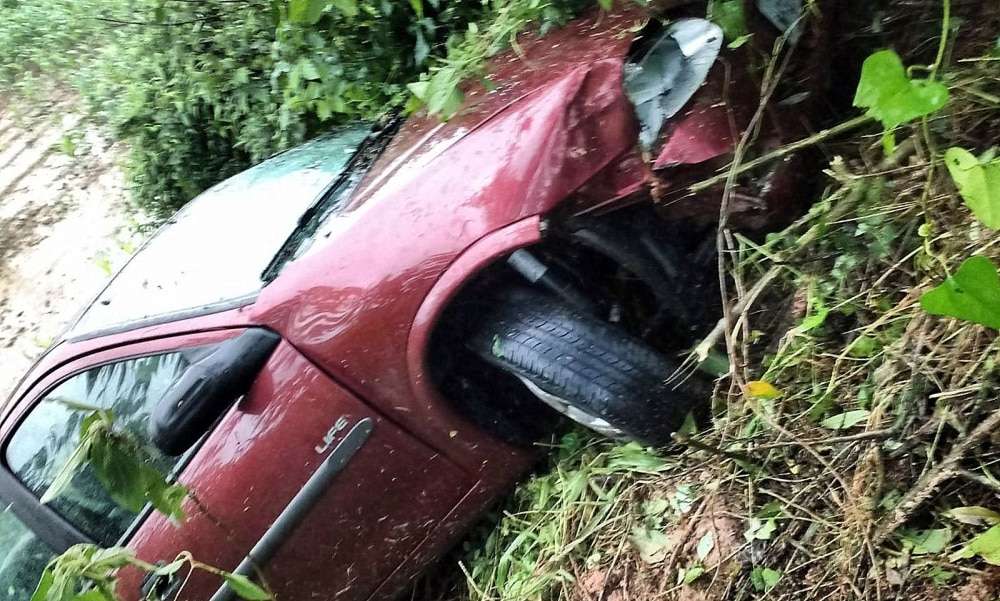 Condutor perde controle da direção e carro sai da pista na SC-446 3 Condutor perde controle da direção e carro sai da pista na SC-446