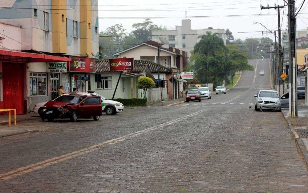 Condutora na contramão provoca acidente no Centro de Nova Veneza