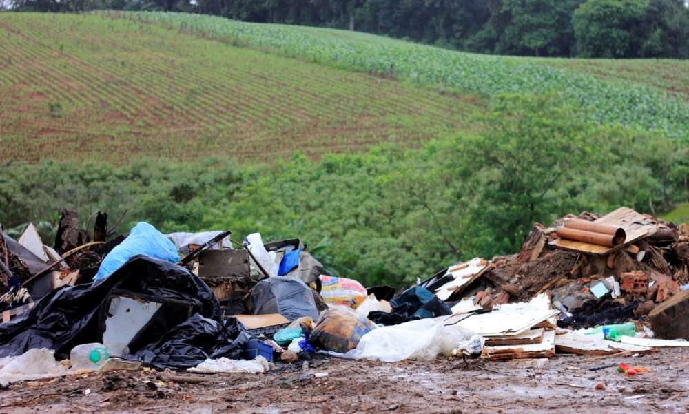 Lixo pra turista ver: agricultor suspende recebimento de aterro devido à falta de consciência das pessoas