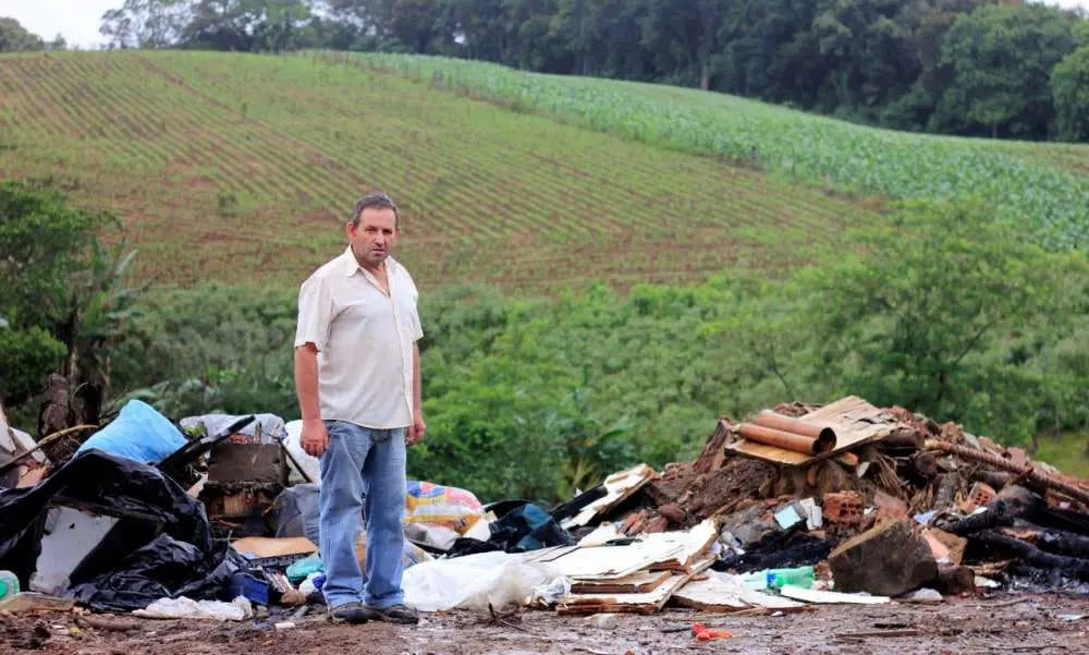 Lixo pra turista ver: agricultor suspende recebimento de aterro devido à falta de consciência das pessoas