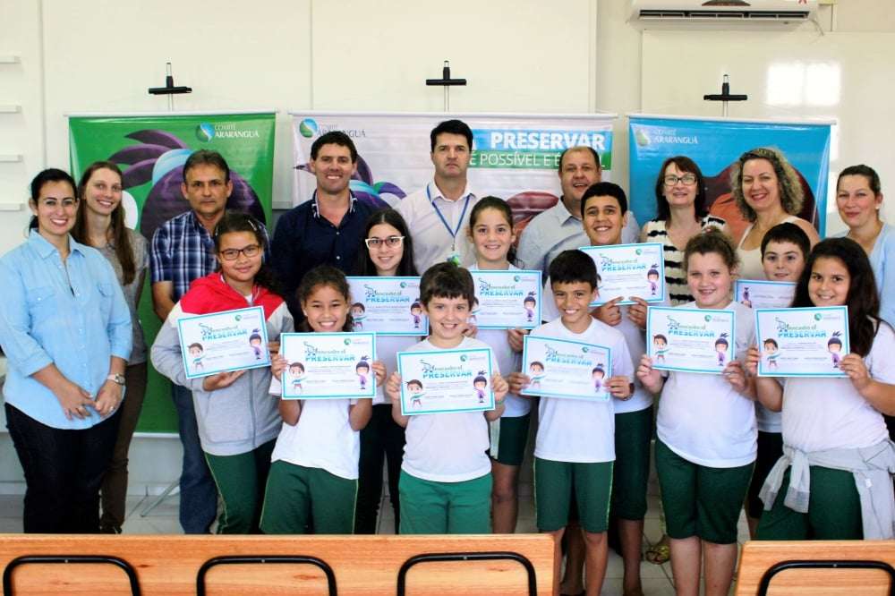 Autoridades acompanham o encerramento de 2015 do curso Brincando de Preservar do Comitê Araranguá em Nova Veneza.