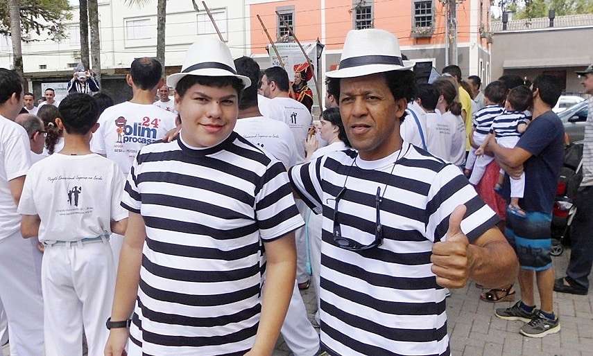 Marcelo Branco: Pelo jeito a nossa famosa gôndola precisa de mais cuidado para não ser vítima de vândalos 4 Na 4ª mostra estadual de capoeira o professor Luiz que já trabalhou na Apae daqui por 13 anos, fez trabalho voluntário treinando o grupo para o evento. Belo trabalho e muito obrigado.  Na foto com um aluno da Apae local.