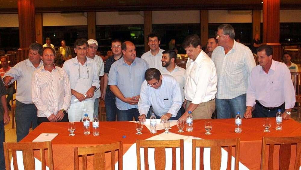 Marcelo Branco: Bela iniciativa do Caravaggio FC que agora tem seu site oficial 2 Foi assinada a ordem de serviço para asfaltar parte da rodovia que liga Nova Veneza a Siderópolis e é conhecida por ser ponto turístico. O ato que oficializou a obra aconteceu no Petrus Centro de Eventos. O início está previsto para terça-feira, 3. No início de outubro, Nova Veneza foi o município da região que mais conquistou recursos proporcionalmente. Através do Fundo de Apoio aos Municípios (Fundam), a cidade angariou mais de R$ 1,3 milhão. Com esse valor serão pavimentadas oito ruas importantes em Jardim Florença, Caravaggio e Nova Veneza. A primeira a ser executada será uma reivindicação antiga, a Rua Ângelo Moro, no valor de R$ 324.269,35.