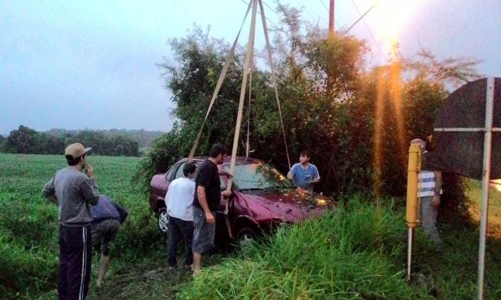 Condutor perde controle da direção e carro sai da pista na SC-446 2 Condutor perde controle da direção e carro sai da pista na SC-446